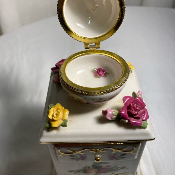Royal Albert country Rose music box - Picture 7 of 7